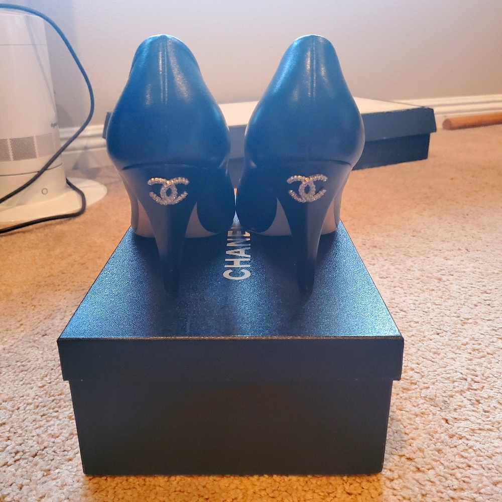 Chanel Classic black pump